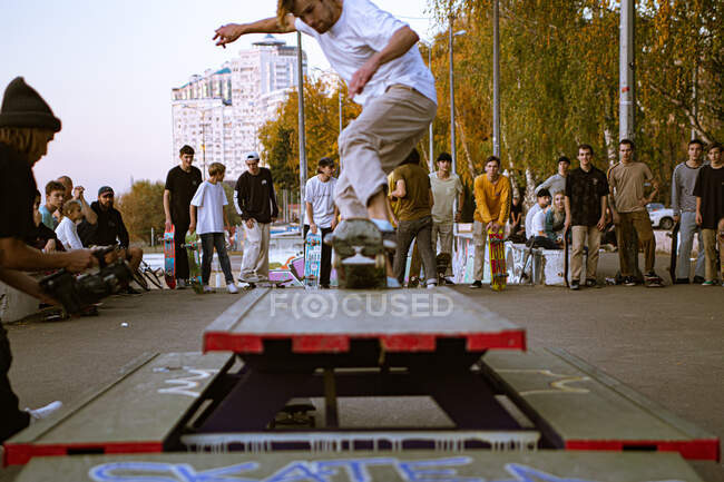 Скейтбордист в действии в скейт-парке Venice Beach Skate Park в Лос-Анджелесе, Калифорния, США — стоковое фото
