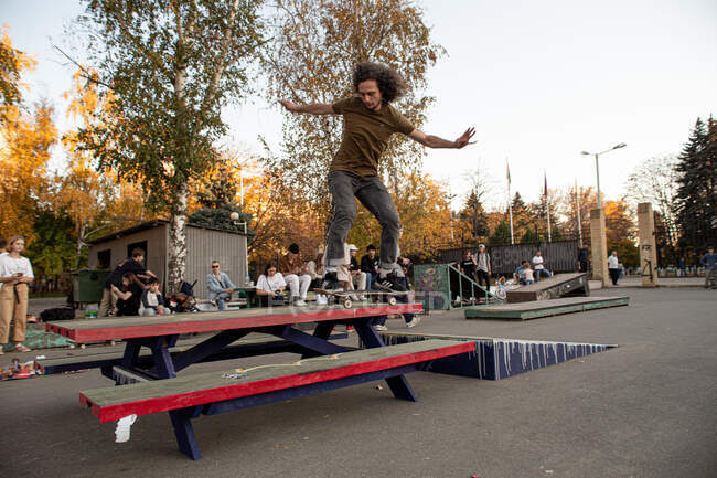 Patinador en acción en Venice Beach Skate Park en Los Ángeles, California, EE.UU. - foto de stock