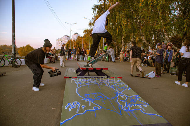 A skateboarder in action at Venice Beach Skate Park in Los Angeles, California, USA — Stock Photo