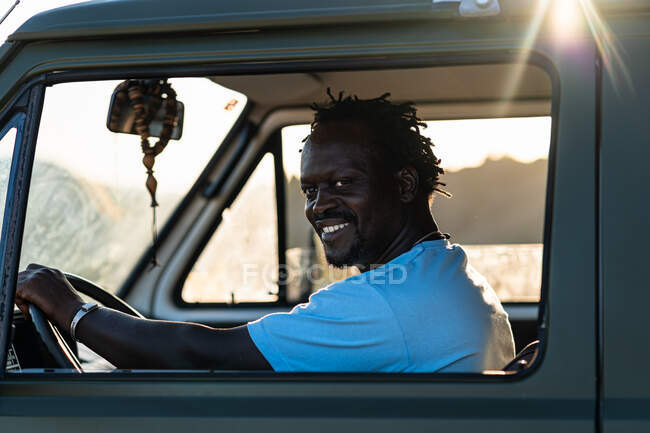 Retrato de sorridente afro-americano homem dirigindo — Fotografia de Stock