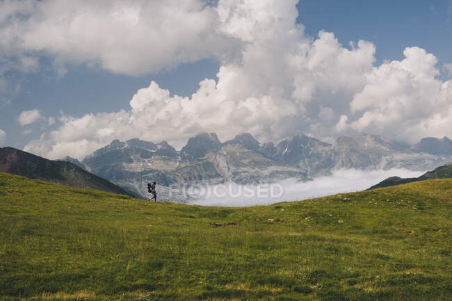 Giovane uomo cammina ai piedi del Monte Aspe nei Pirenei, mentre trasporta suo figlio nella portaerei. Huesca, Spagna — Foto stock