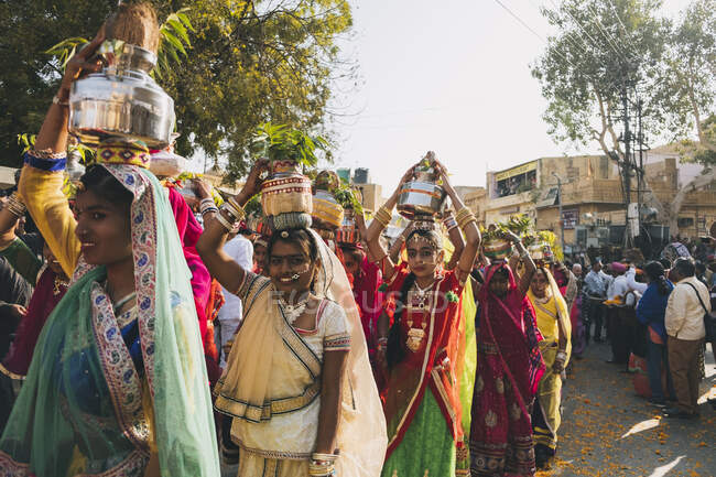 Femmes autochtones vêtues de saree coloré pour le festival du désert de Jaisalmer, Rajasthan, Inde — Photo de stock