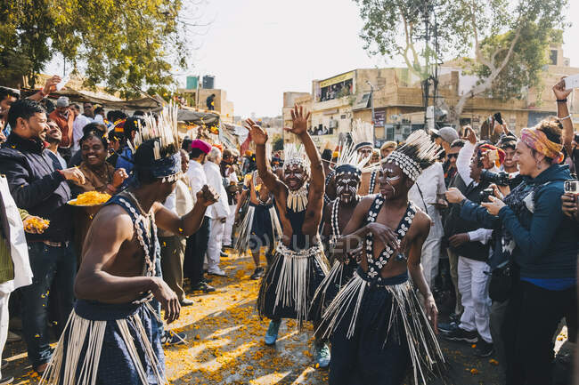 Tribal people performing a dance during the parade Jaisalmer Desert Festival — Stock Photo