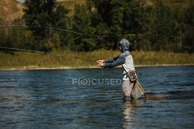 Pesca com mosca no rio — Fotografia de Stock