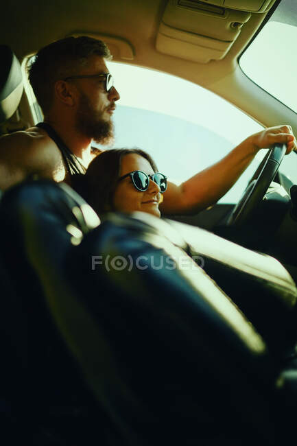 Uma mulher e um homem viajam de carro no verão. — Fotografia de Stock