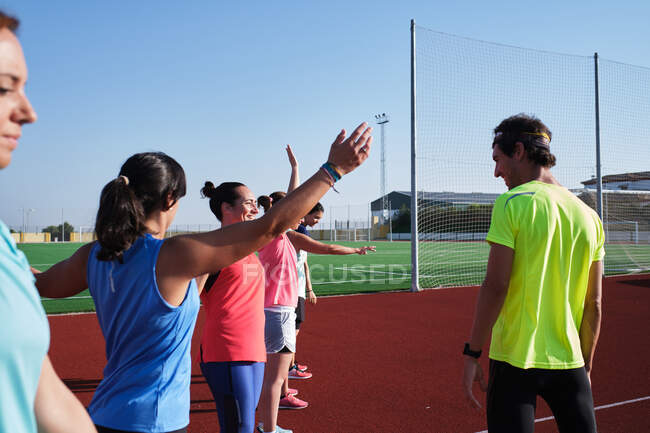 Jovens mulheres se aquecem com seu treinador para começar a treinar — Fotografia de Stock