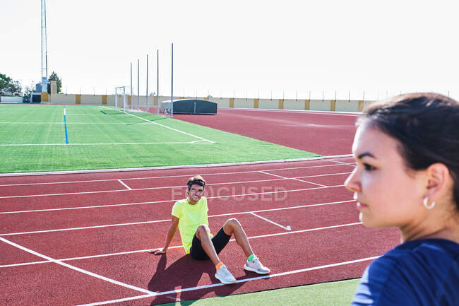Young coach smiles at one of his students as she looks out over the ho — Stock Photo