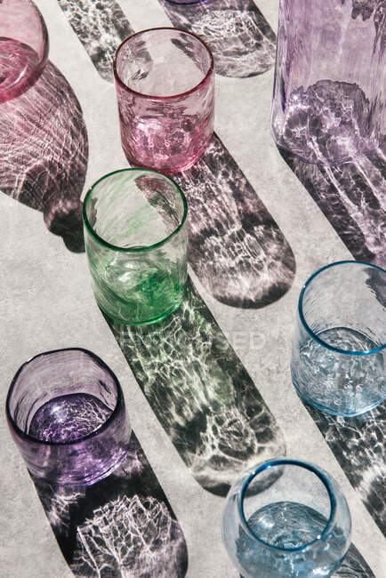 Gläser mit verschiedenen Getränken auf einem Tisch — Stockfoto