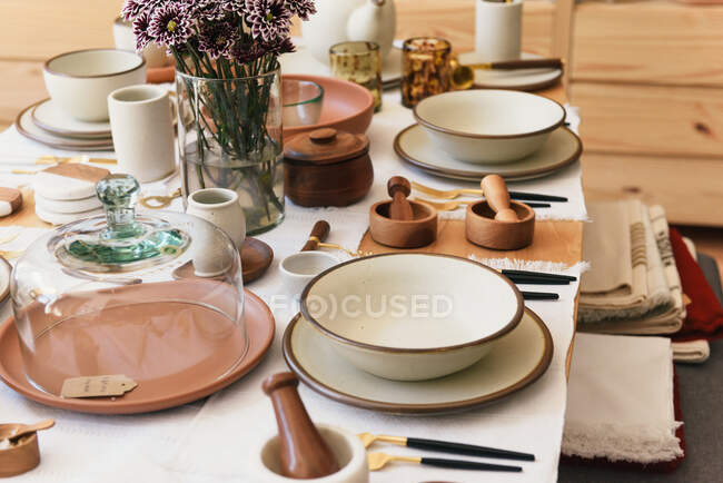 Винтажный набор керамических плит и посуды на столе — стоковое фото
