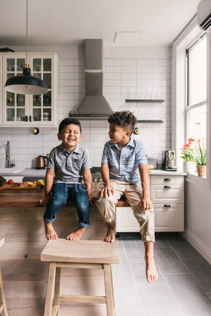 Porträt glücklicher Brüder Kinder — Stockfoto