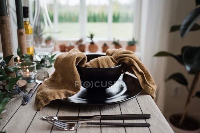 Bella tavola apparecchiata con un piatto bianco e una tazza di caffè e un bicchiere di vino su un legno — Foto stock