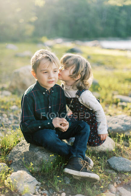 Glückliche Kinder im Freien. Bruder und Schwester auf Naturhintergrund — Stockfoto