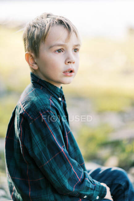 Petit garçon regardant quelque chose très sérieusement — Photo de stock