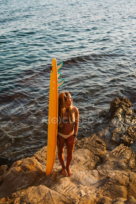 Молодая серфингистка в бикини в маленьком заливе в Морайре — стоковое фото