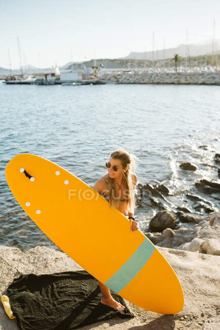 Surfista jovem em biquíni na pequena baía de Moraira — Fotografia de Stock