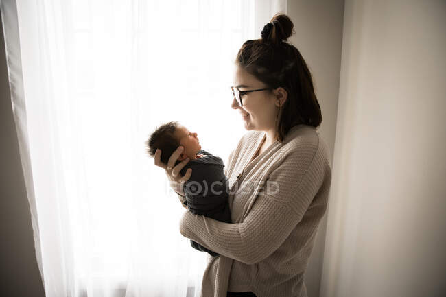 Portrait de mignon petit garçon avec sa mère — Photo de stock