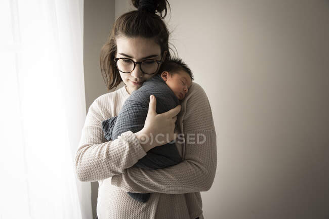 Ritratto di carino bambino con sua madre — Foto stock
