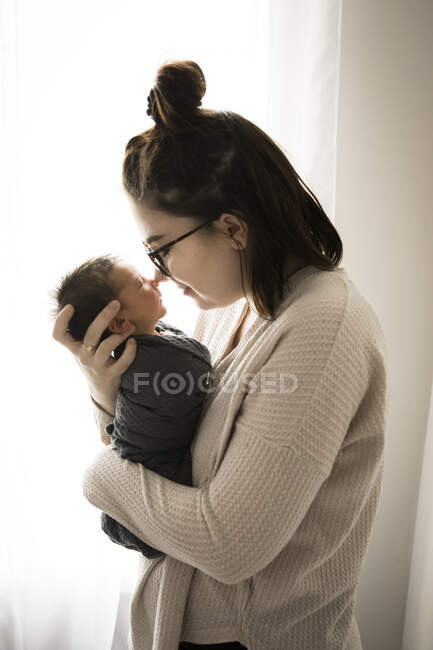 Porträt des süßen kleinen Jungen mit seiner Mutter — Stockfoto