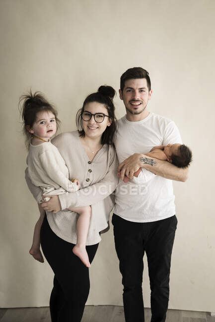 Lächelnde Hipster Millennial-Familie mit Kleinkind und Neugeborenem — Stockfoto