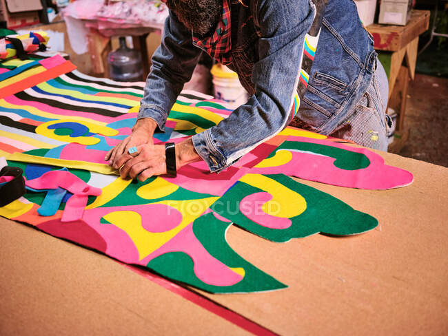 Художник працює на гігантському тканині гобеленя у своїй художній студії.. — стокове фото