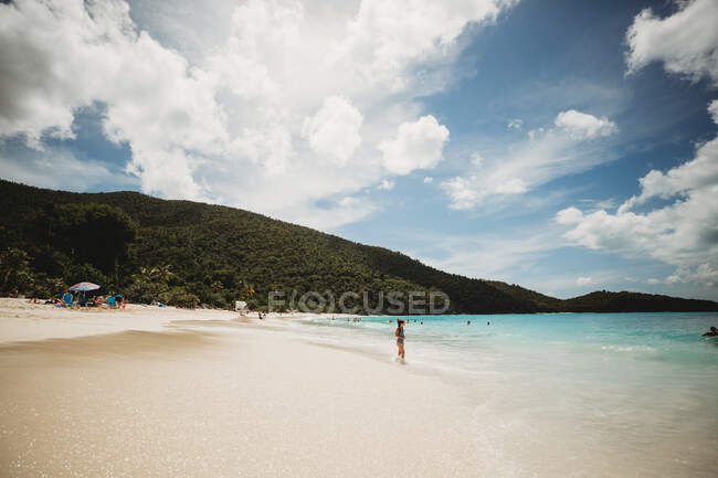 Karibik-Urlaub mit Kindern Mädchen spielen am Strand — Stockfoto