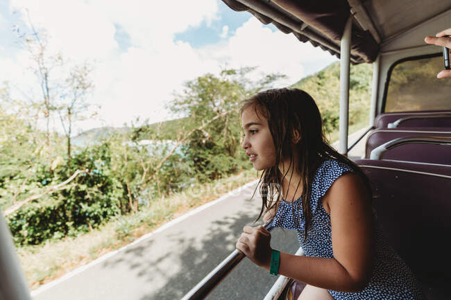Девочка под открытым небом в популярном круизном порту — стоковое фото
