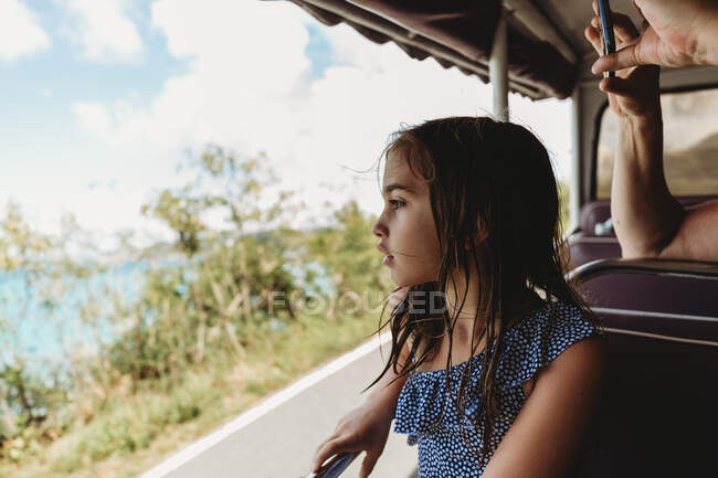 Rapariga nas férias caribenhas da primavera Viagens com crianças — Fotografia de Stock