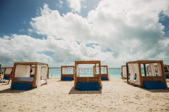 Belle vue sur la plage avec cabines — Photo de stock