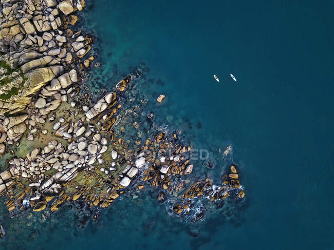 Вид с воздуха на СУП-серферов, Триозерье, Приморский край, Россия — стоковое фото