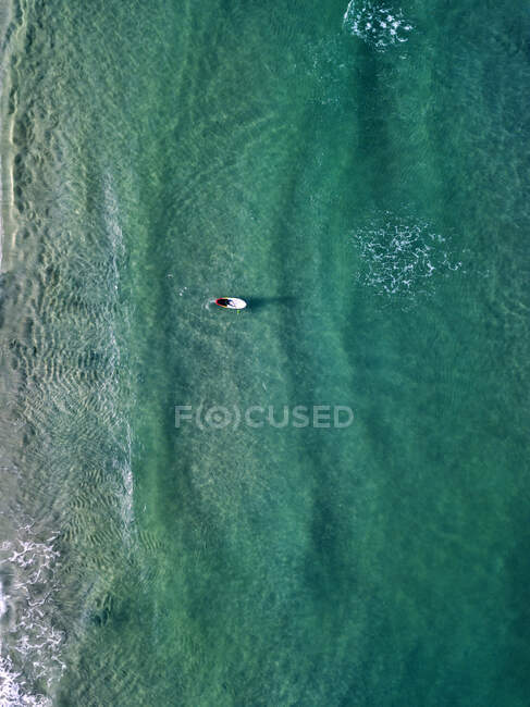 Aerial view of SUP surfer, Triozerye, Primorsky region, Russia — Stock Photo