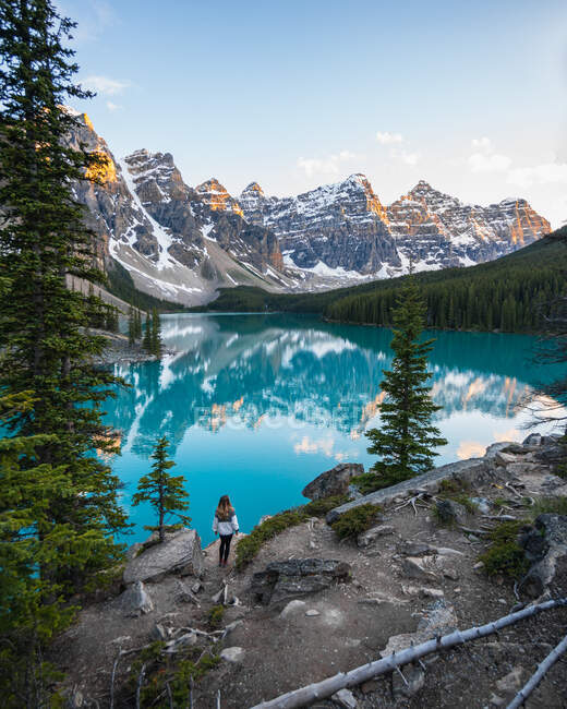 Walking Into Perfect Sunset at Moraine Lake at Lake Louise Banff — Stock Photo