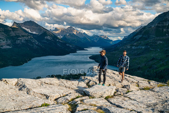 Caminhadas casal na montanha corcunda do urso em Waterton Lakes National Park — Fotografia de Stock