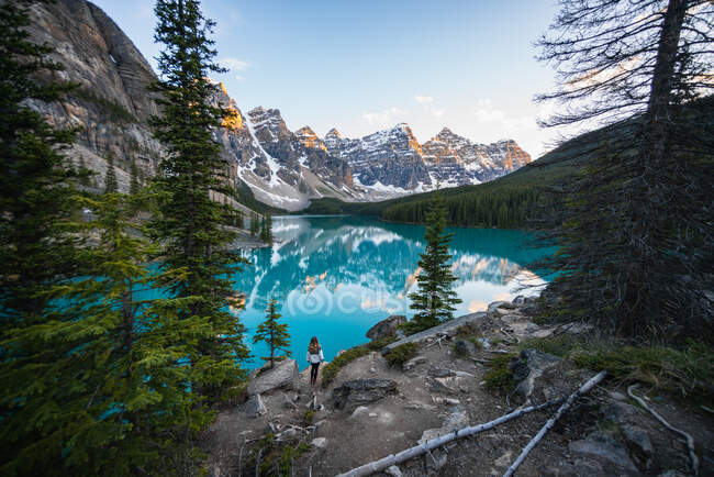 Senderismo en una imagen Perfect Canadian Rockies Postcard Scenery - foto de stock