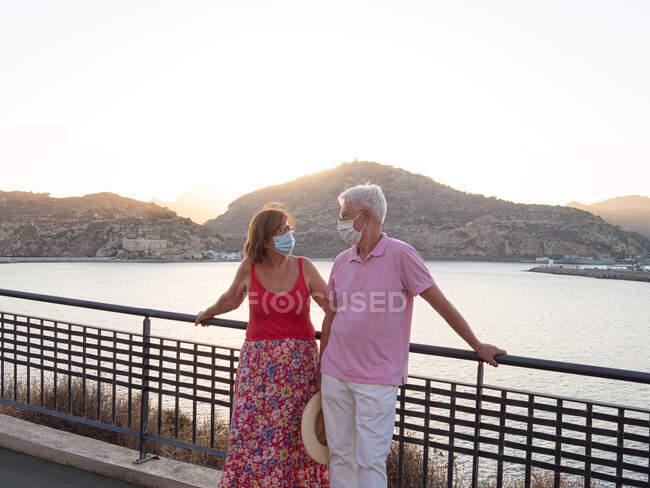 Happy elderly couple on vacation — Stock Photo