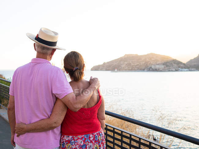 Счастливая пожилая пара делает селфи фото на смартфоне — стоковое фото
