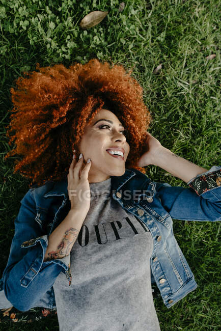 Retrato de moda de linda chica hispana con pelo afro - foto de stock