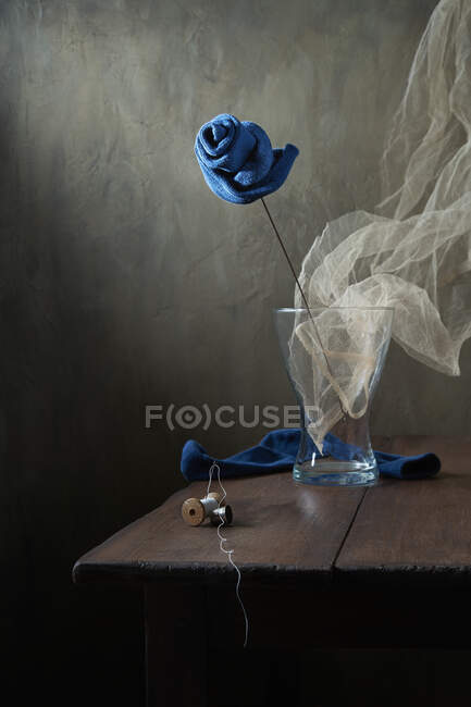 Natureza morta com uma rosa azul feita de meias — Fotografia de Stock