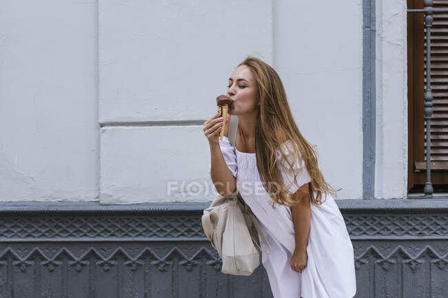 Mujer blanca caucásica tomando helado - foto de stock