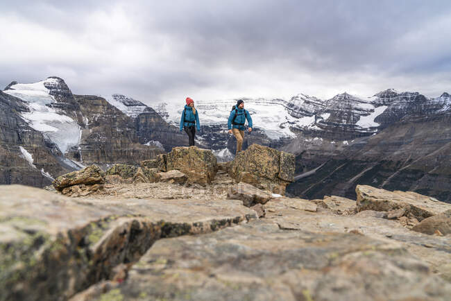 Couple amoureux, famille randonnée en montagne — Photo de stock