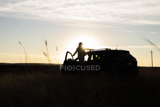 Conducir fuera de la carretera para el país puesta del sol en Alberta Rural - foto de stock