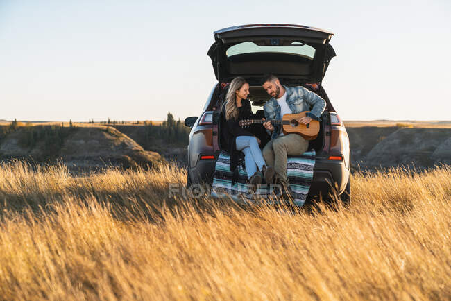 Couple Playing Guitar Together in the Country — Stock Photo