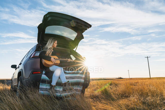Guitar Player Plays Acoustic From Back of SUV — Stock Photo