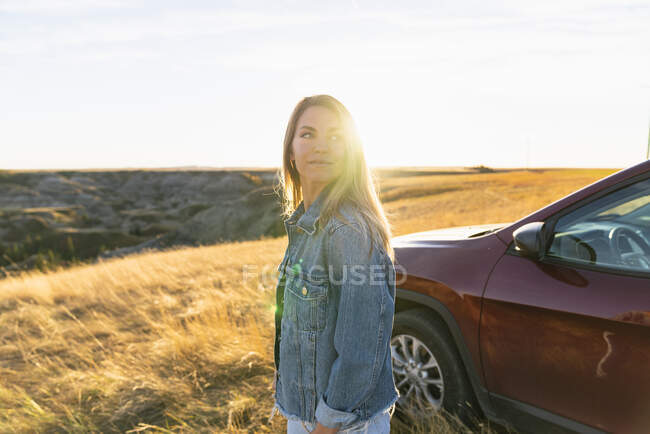 Mujer en Denim Disfrutando del País Puesta de sol en Alberta Rural - foto de stock