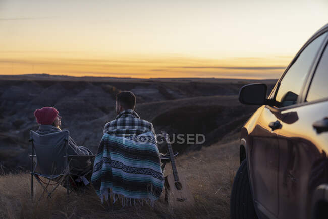 Пара, наблюдающая за палящим солнцем над каньоном Подкова — стоковое фото