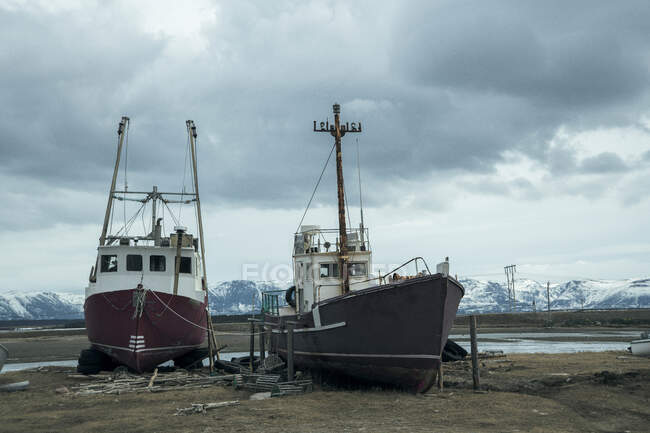 Ships moored at beach against cloudy sky — Stock Photo
