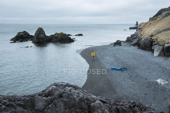 Vue en angle élevé du randonneur masculin marchant sur la plage — Photo de stock