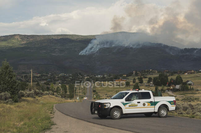 Sheriff car on road against mountain — Stock Photo