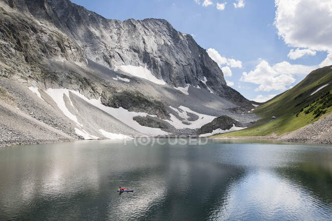 Imagen idílica de lago con montaña en el fondo - foto de stock