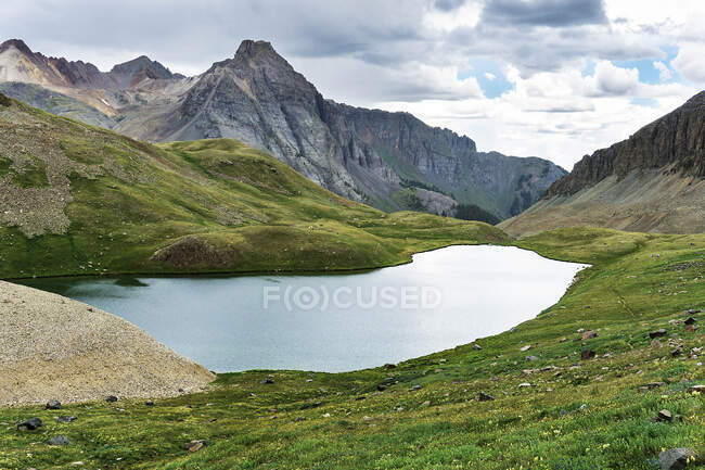 Foto idílica de lago en medio de montañas - foto de stock