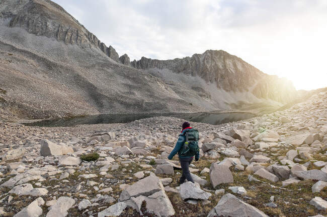 Donna che cammina tra le rocce sulla montagna — Foto stock